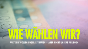 "Wie wählen wir? Parteien wollen unsere Stimmen – aber nicht unsere Anliegen" Der Hintergrund zeigt Wahlscheine in verschiedenen Farben. Fokus: Wahlverhalten von Migrant*innen