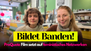 Das Bild zeigt die Interviewten Clara und Svenja, die lächelnd in die Kamera gucken. Die Mitglieder von Pro Quote Film sitzen in einem Café. Auf dem Bild steht: "Bildet Banden! Pro Quote Film setzt auf feministisches Netzwerken"