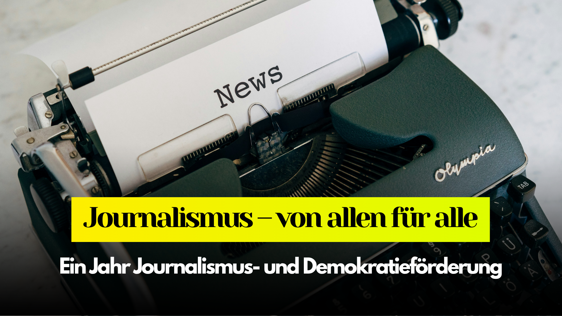 Das Bild zeigt eine Schreibmaschine. In ihr liegt ein Blatt Papier, auf dem "News" steht. Der Titel ist "Journalismus - von allen für alle. Ein Jahr Journalismus- und Demokratieförderung"
